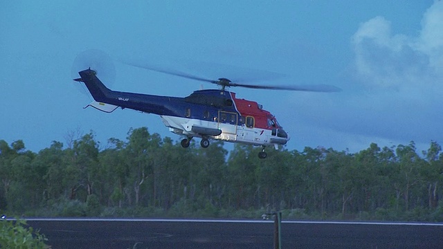 早上，超级美洲狮直升机离开西澳大利亚偏远的机场视频素材