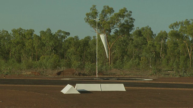 澳大利亚热带空军基地的风向标视频素材