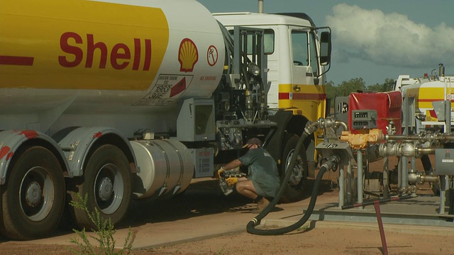 一名男子从澳大利亚的油罐车上取下燃料样本视频下载