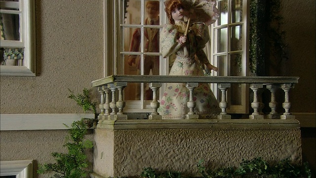 英国西萨塞克斯，莱昂纳德斯利花园，娃娃屋外，维多利亚后期的微缩场景视频下载