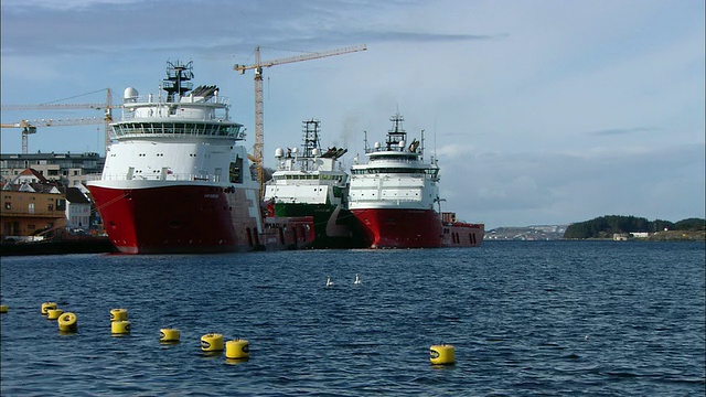 挪威斯塔万格港的大型集装箱船视频素材