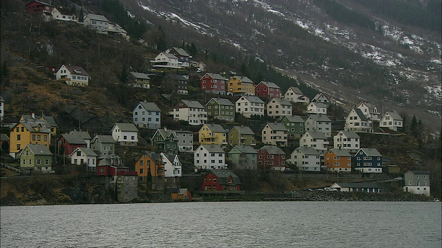 挪威奥达，斜坡上五颜六色的房子视频素材