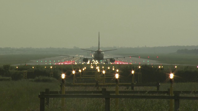 盖特威克机场，空客A330落地;英国，波音737在照明跑道上滑行视频下载