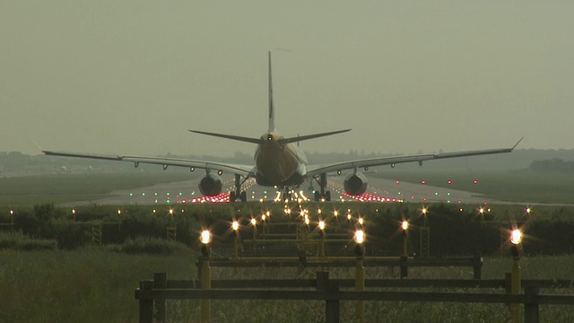 英国盖特威克机场，空中客车A330和波音B757在起飞前滑向跑道视频下载