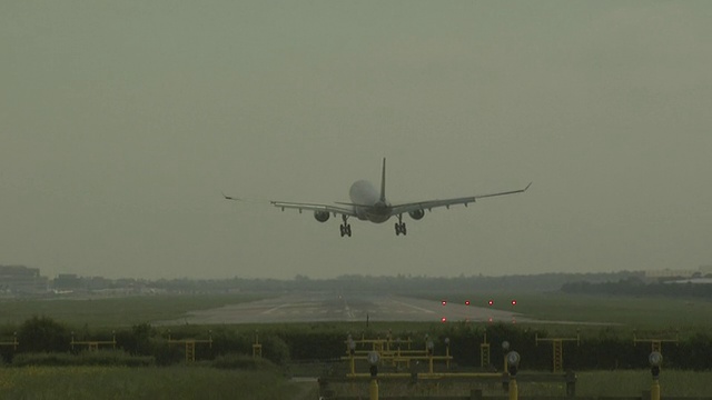 英国盖特威克机场，空中客车A330降落视频下载