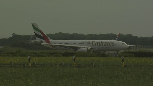 英国盖特威克机场，阿联酋空中客车A330滑行视频下载