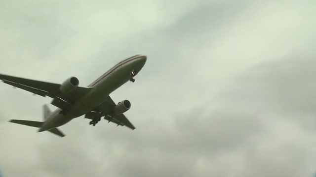 英国盖特威克机场，波音777着陆进场视频下载