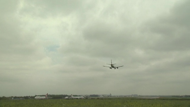 英国盖特威克机场，波音737着陆进场视频下载