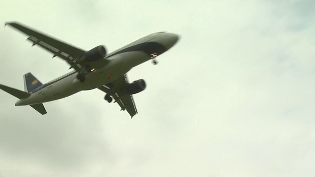 英国盖特威克机场，空客A319降落视频下载