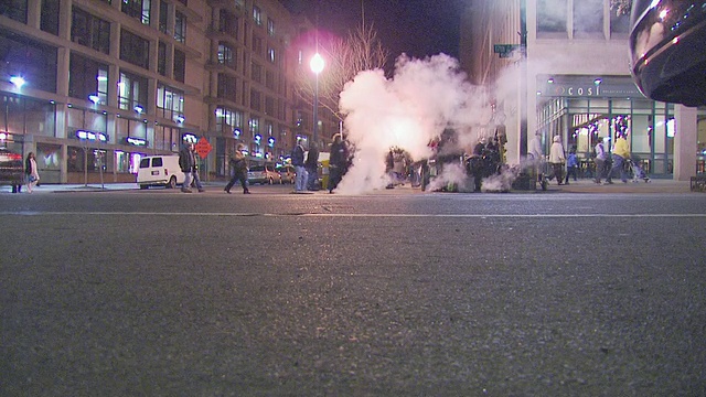 蒸汽从行人附近的街道上升，美国视频下载