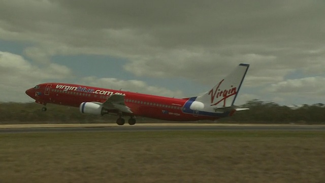 维珍蓝波音737-800 VH-VOA在澳大利亚墨尔本机场起飞视频下载