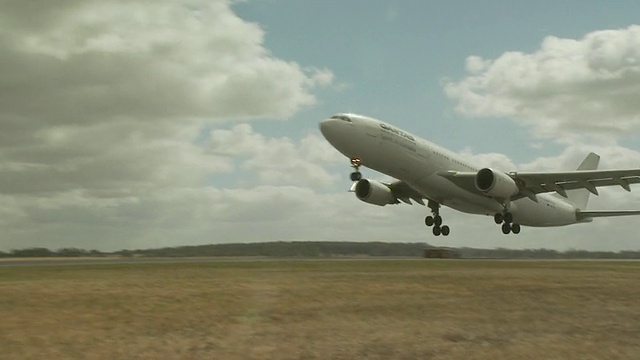 澳航空客A330-200 VH-EBC起飞，澳大利亚视频下载