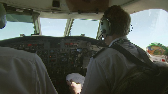 澳大利亚，Metroliner驾驶舱内的飞行员视频素材