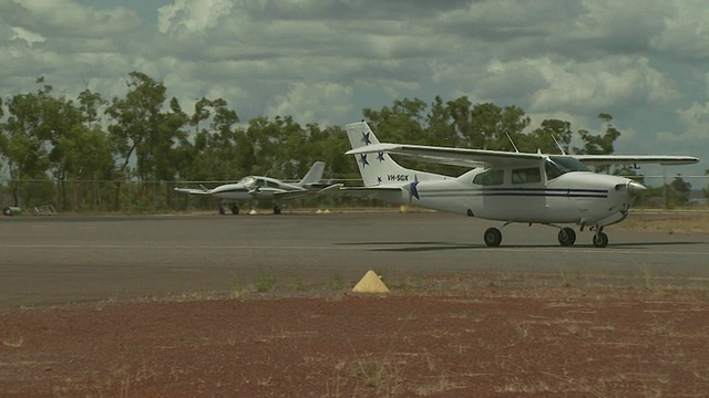 塞斯纳210N (VH-SGX)滑行，澳大利亚视频下载