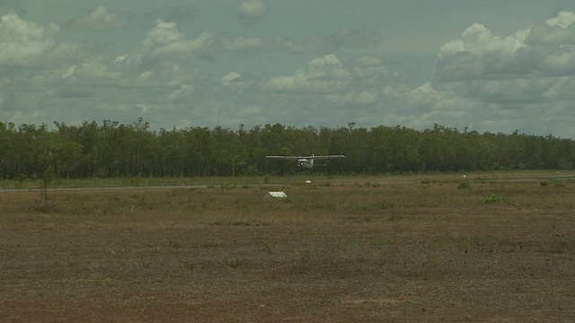 塞斯纳210N (VH-SGX)在澳大利亚马尼格里达起飞视频下载