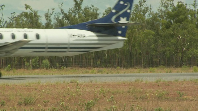 澳大利亚Maningrida机场跑道上的北方航空公司(VH-ANA)视频下载