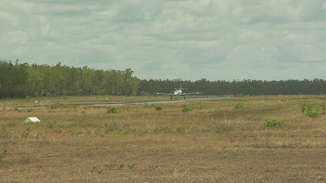 大都会航空公司的飞机在北领地的曼宁格里达降落。澳大利亚视频下载