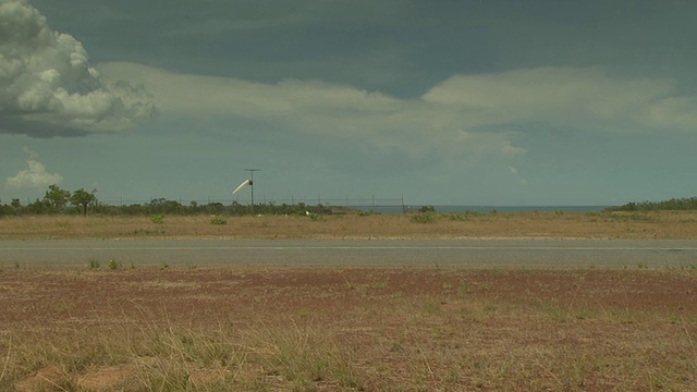 风向和蓝天在Maningrida, NT，澳大利亚视频素材