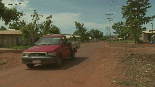 红色丰田皮卡在土路上，Maningrida土著社区，澳大利亚视频素材
