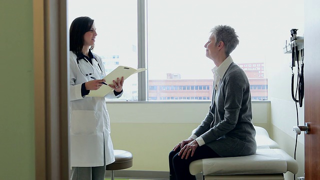 美国华盛顿州西雅图，MS女医生在诊疗室与成熟女性患者讨论视频素材