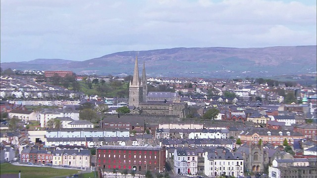 放大到河对岸的教堂，Eskaheen View，北爱尔兰视频素材