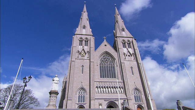 北爱尔兰阿马的双尖塔圣帕特里克大教堂视频下载