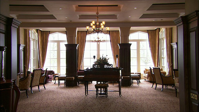 传统的酒店休息室，老式的椅子和钢琴，厄恩湖，北爱尔兰视频下载