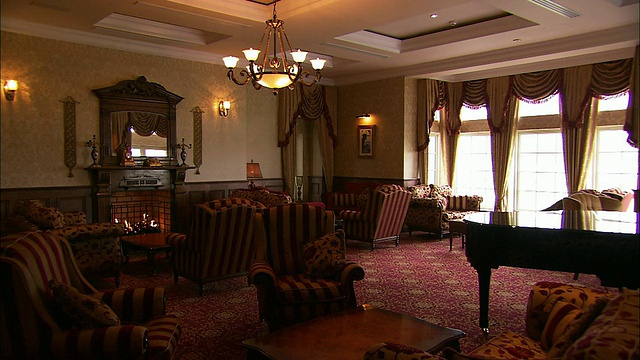 传统的酒店休息室与咆哮的火，厄恩湖，北爱尔兰视频下载