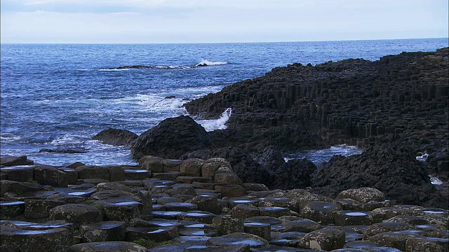北爱尔兰的巨人堤，海浪拍打着岩石视频素材