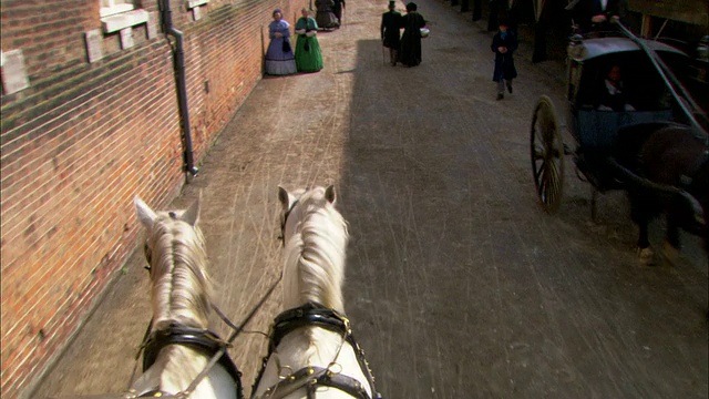 手推式——19世纪伦敦霍乱流行期间，一个男孩跑到一辆马车前。/英国伦敦视频下载