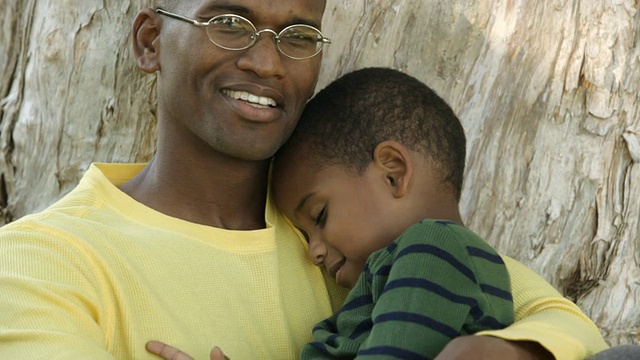 非裔美国人父亲安慰儿子视频素材