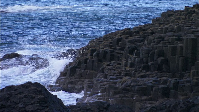 巨人之路，从大海到岩石，北爱尔兰视频素材