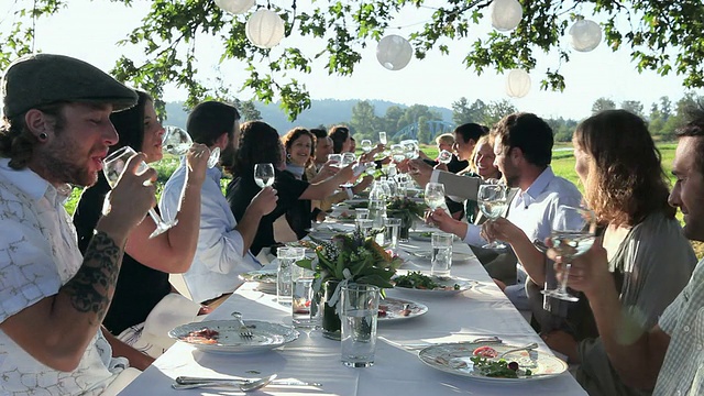 美国华盛顿，一群人在为晚宴准备的餐桌上敬酒视频素材