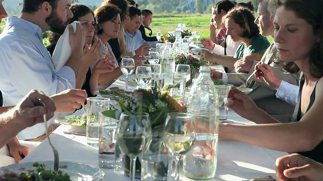 美国华盛顿，一群人在宴会桌上用餐视频素材