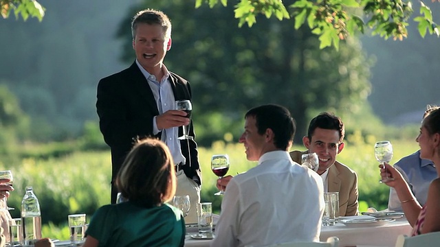 美国华盛顿，一名成熟男子站在宴席上与朋友和家人祝酒视频素材