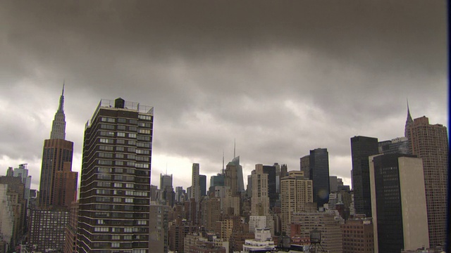 美国纽约曼哈顿摩天大楼上空乌云密布视频素材