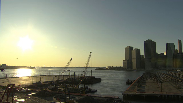 美国纽约市曼哈顿岛尽头的起重机、水和城市视频素材