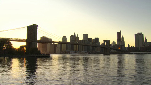 美国纽约曼哈顿的大桥和摩天大楼视频素材