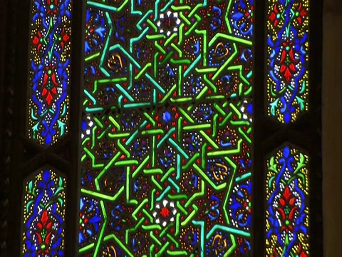 向上倾斜可以看到阿拉伯彩色玻璃窗，Umayyad清真寺，大马士革，叙利亚(有声)视频下载