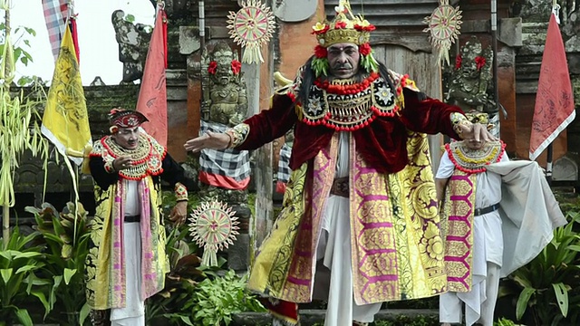 图总理正在印尼巴厘岛的巴图布兰庙表演巴龙舞视频下载