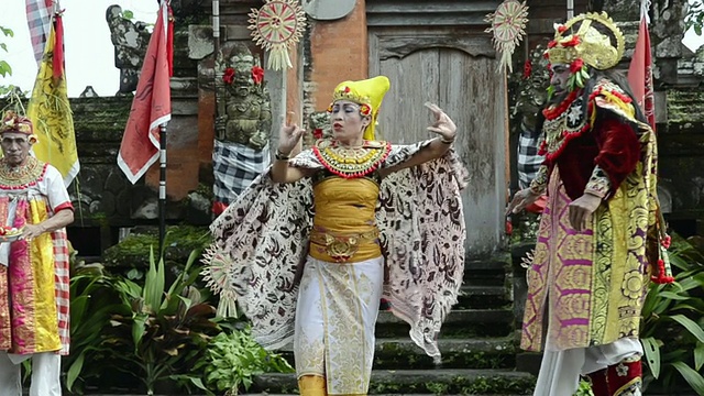 MS TS Barong舞蹈表演在寺庙，音频/ Batubulan，巴厘岛，印度尼西亚视频下载