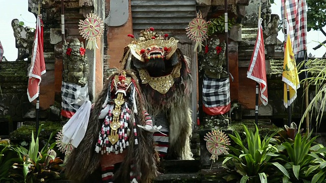 MS TS Barong和Rangda舞蹈表演在寺庙，音频/ Batubulan，巴厘岛，印度尼西亚视频下载