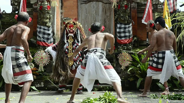 PAN Kris舞者和Rangda在寺庙音频/ Batubulan表演Barong-Kris舞蹈，印度尼西亚巴厘岛视频下载