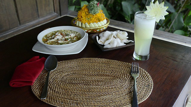 在印尼巴厘岛的亚洲/乌布，Bakmi Goreng餐厅配有炸面、鸡肉、鸡蛋、kerupuk饼干、面汤、菠萝汁和巴厘岛美食视频素材