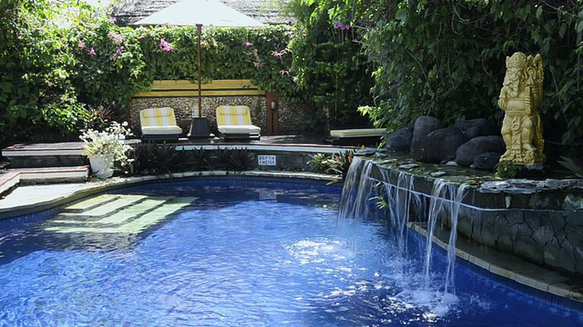 酒店游泳池和小瀑布在亚洲/坎迪，达萨巴厘岛，印度尼西亚视频素材