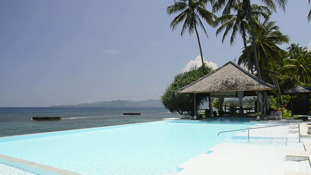 亚洲/坎迪达萨海滩前游泳池的MS视图，印度尼西亚巴厘岛视频素材