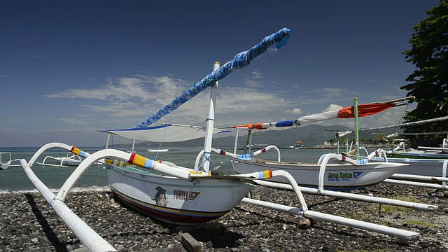 站在海滩上的支腿渔船/坎迪达萨海滩，印度尼西亚巴厘岛视频素材