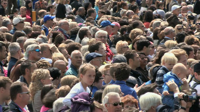 在英国伦敦，成群的人们等待着活动的开始视频下载