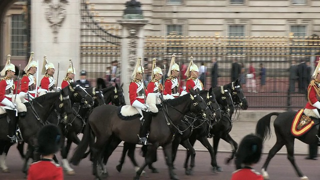 英国伦敦，白金汉宫，皇家骑兵团视频素材