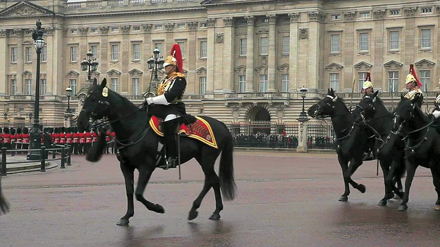 皇家骑兵在白金汉宫音频/英国伦敦视频素材